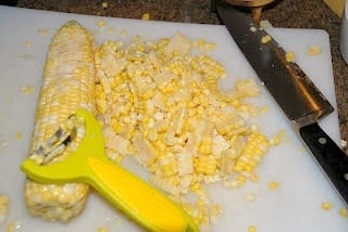 Removing corn kernels from the cob 