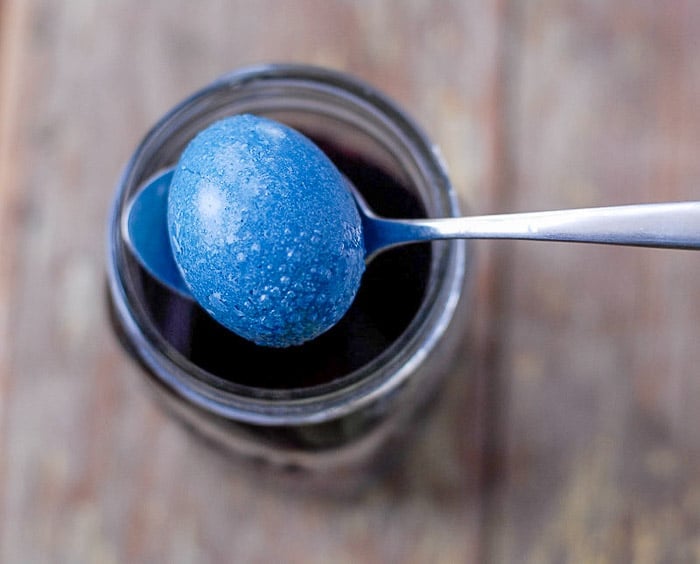 natural egg dye blue (egg on spoon)