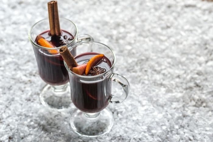 mugs of glogg in the snow