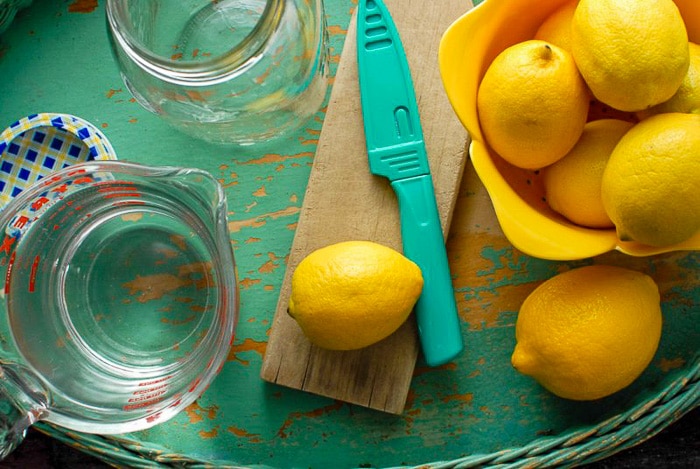 Limones en bandeja con vodka