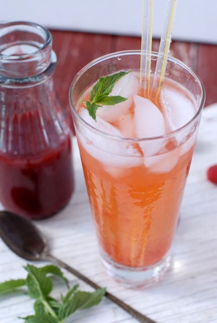 strawberry spritzer with ice