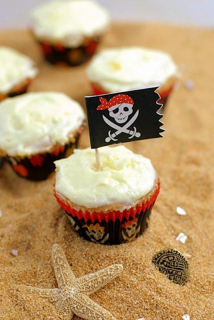 run cupackes with pirate flag