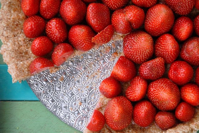 3-Ingredient No Bake Strawberry Tart (raw food tart).