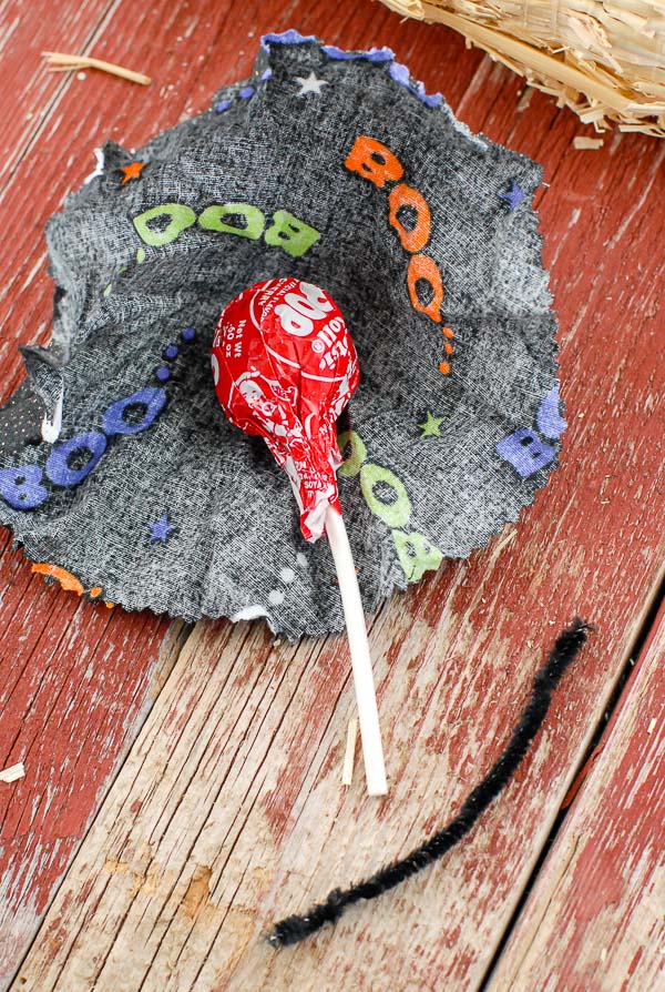 Halloween Trick or Treat Wreath Instructions lollipop in wrapper