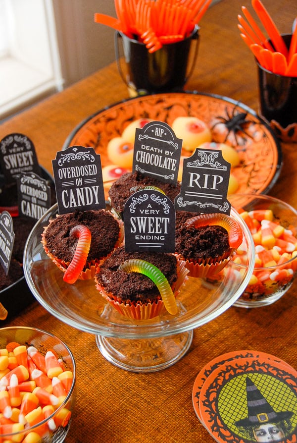 Halloween Cupcakes + VIDEO: Spooky Mini Graveyards