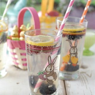 Elderflower Gin Fizz with frozen Berry 'ice cubes