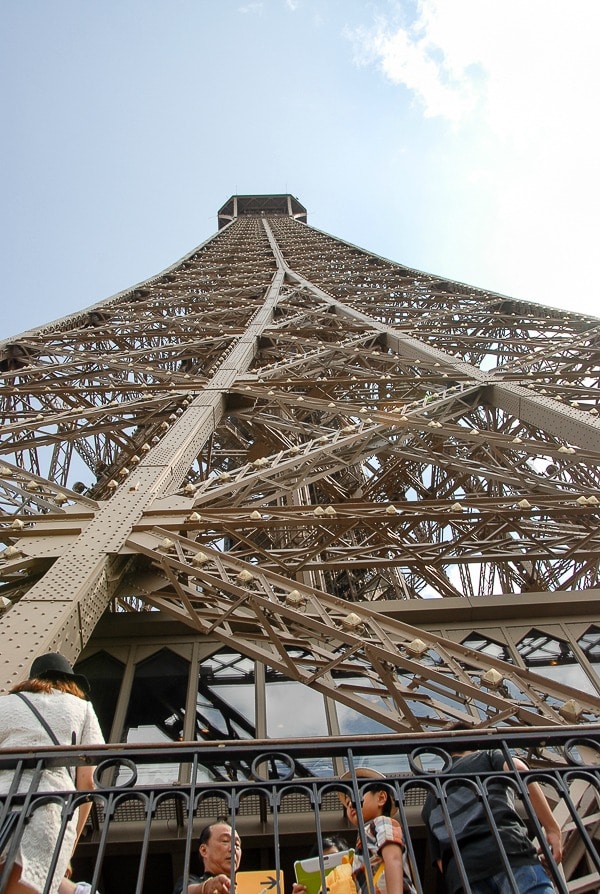  Looking up the Eiffel Tower