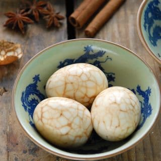 Marbled Chinese Tea-Spice Eggs in asian bowl
