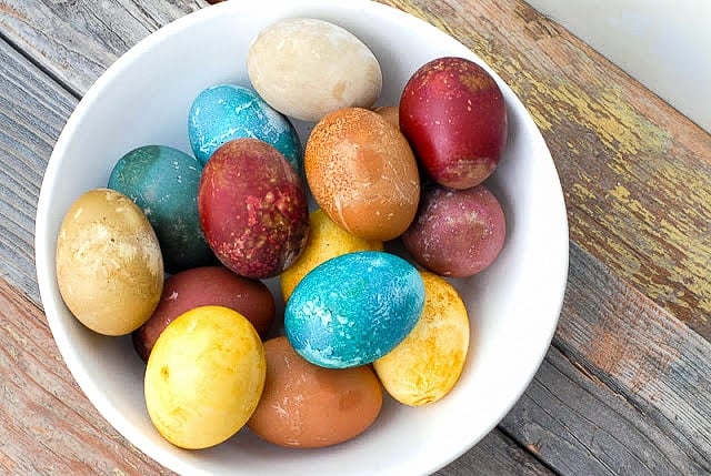 Natural Food Dyed Easter Eggs 