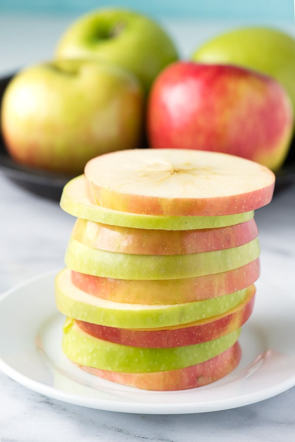 slices of green and red apples