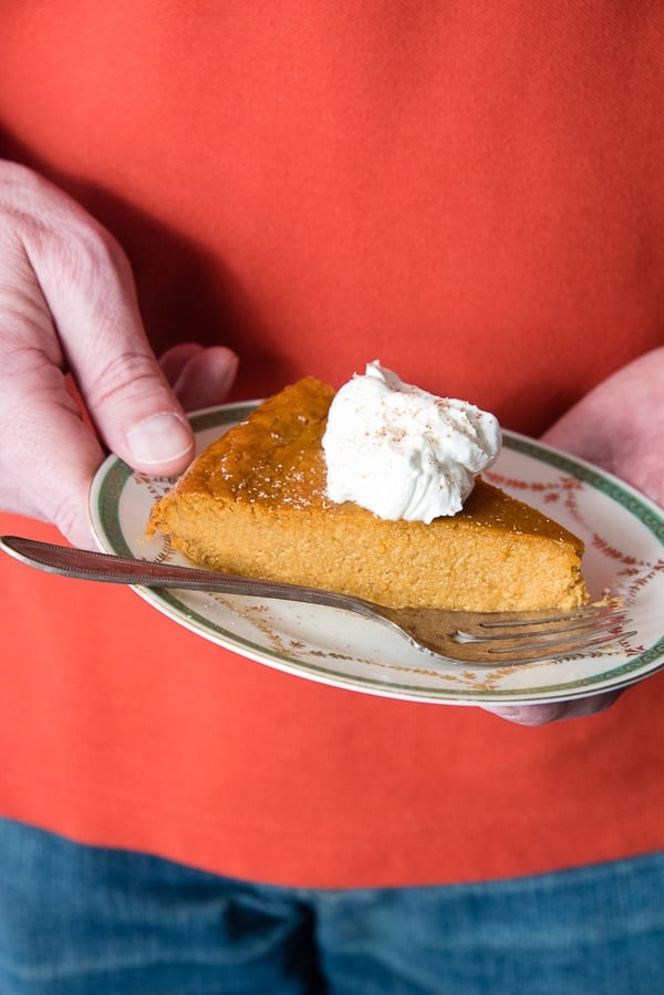 rebanada de tarta de calabaza sin corteza en un plato