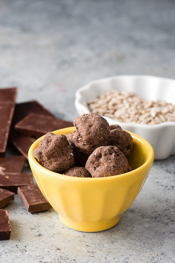 Chocolate-Sunseed protein bites and ingredients