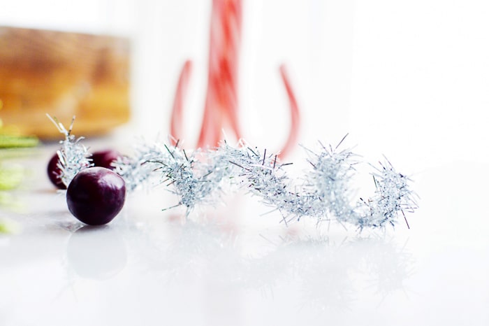 silver pipe cleaner with candy cane place card holder