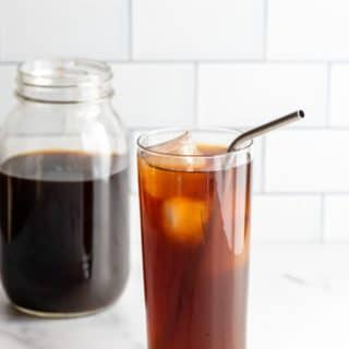 Cold Brew coffee in a jug and mixed in a glass with ice (title image)