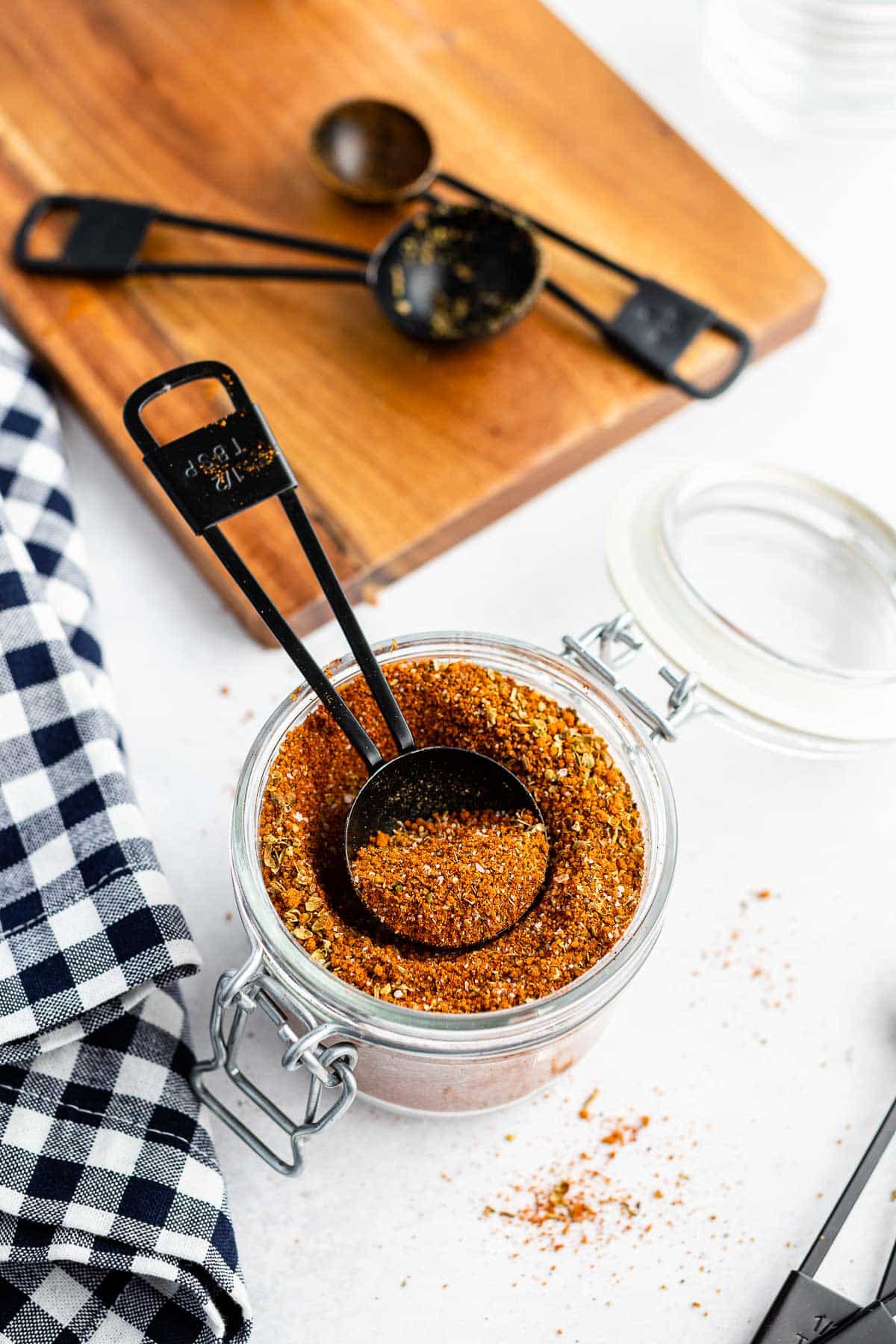 measuring spoon of dry rub for ribs in jar 