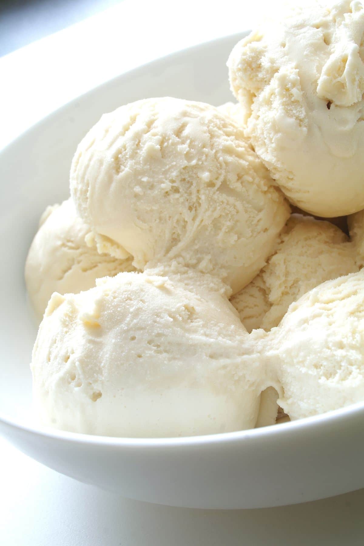 no churn vanilla ice cream close up in a white bowl