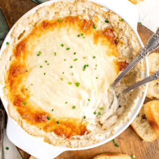 hot crab dip title with baguette slices