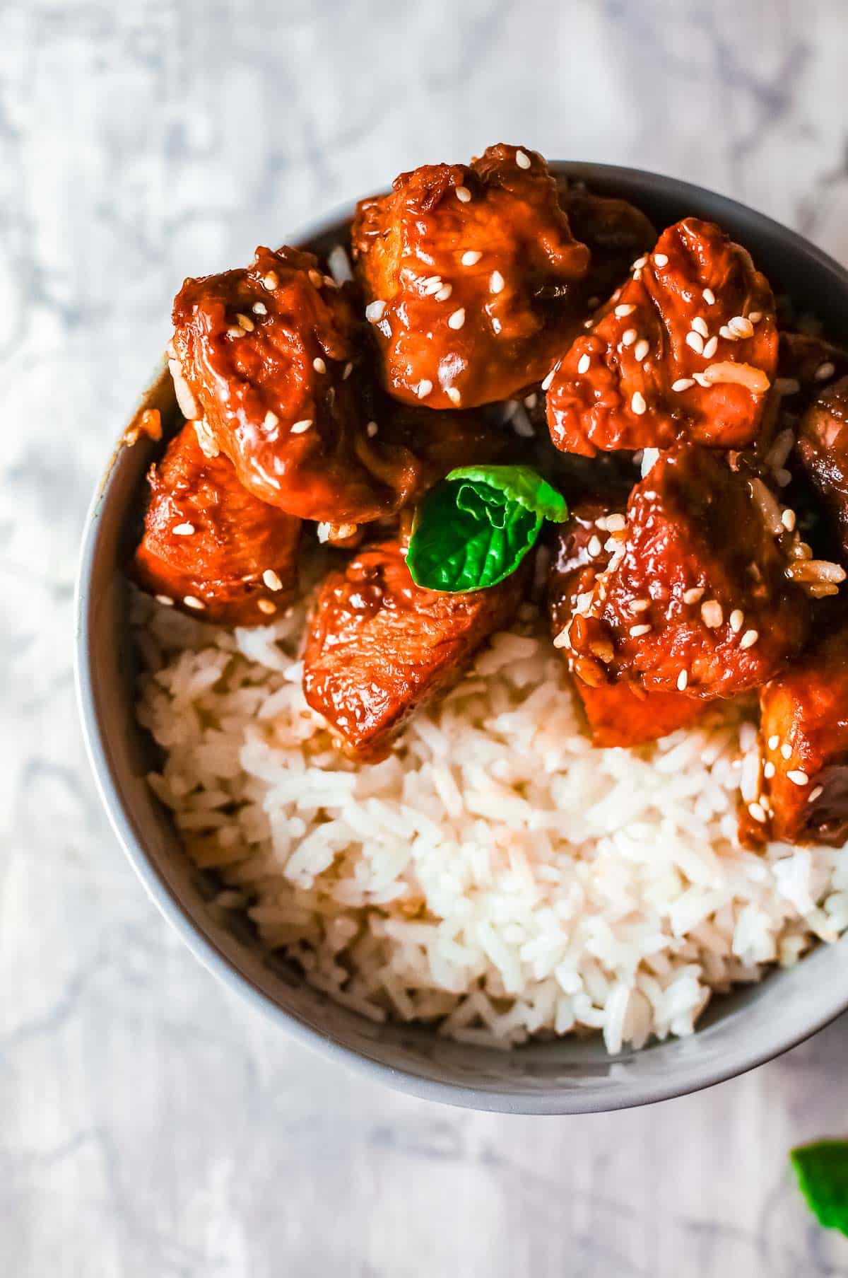 korean chicken in the bowl close up 