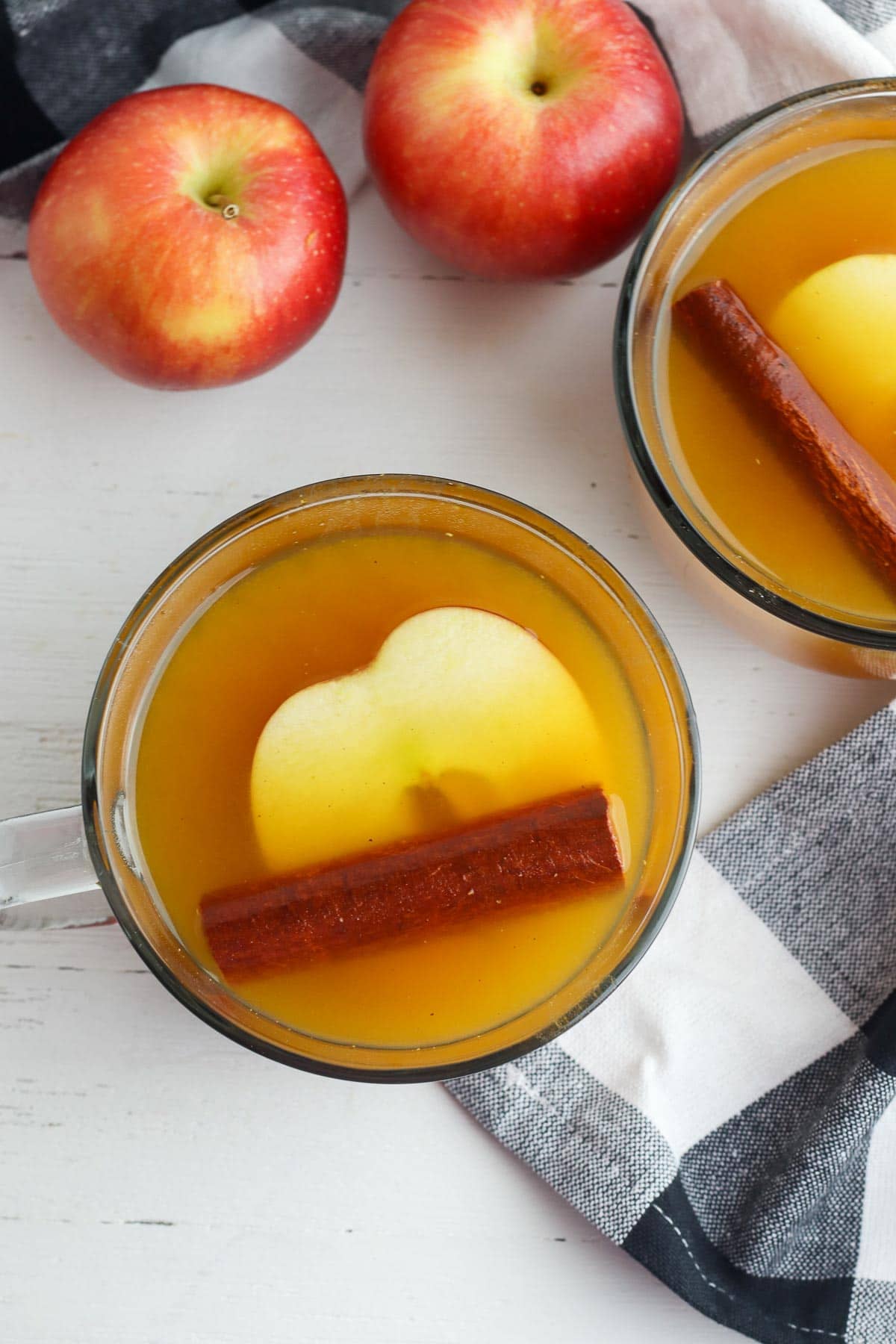 mug of spiced cider with apple slice 