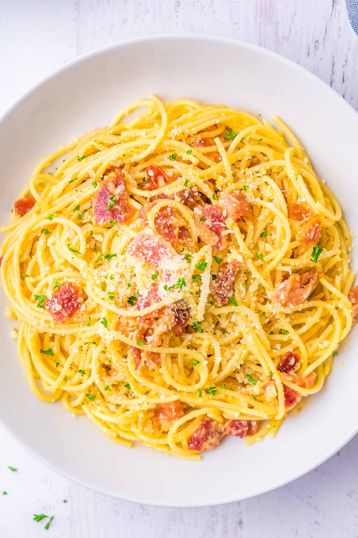 spaghetti carbonara in bowl close up