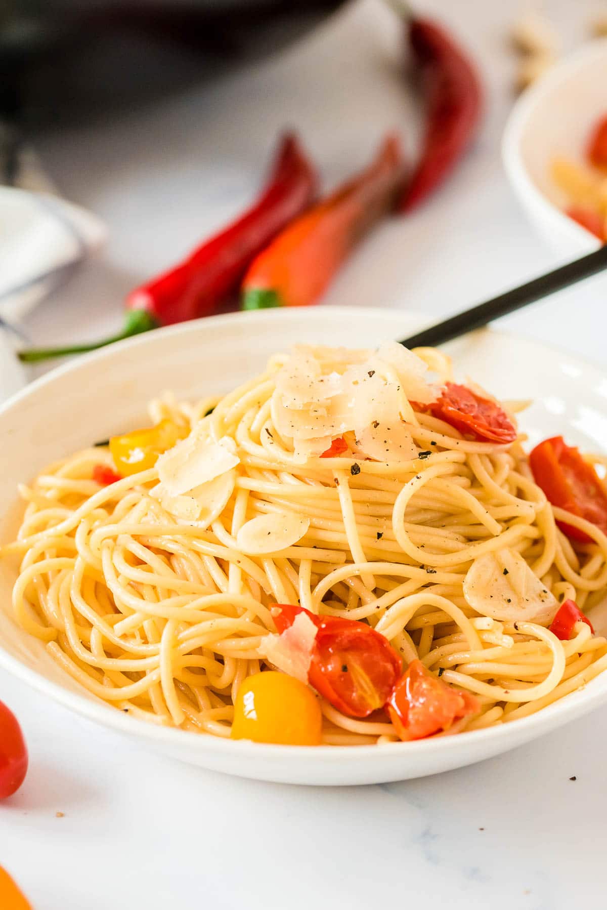 bowl of spaghetti aglio e olio side view 