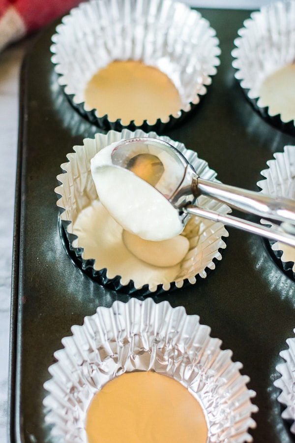 Scooping Cupcake Batter Dough Scoop Baking Cupcake Pan Liners Bake