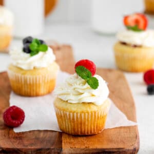 vanilla cupcakes mascarpone frosting crop