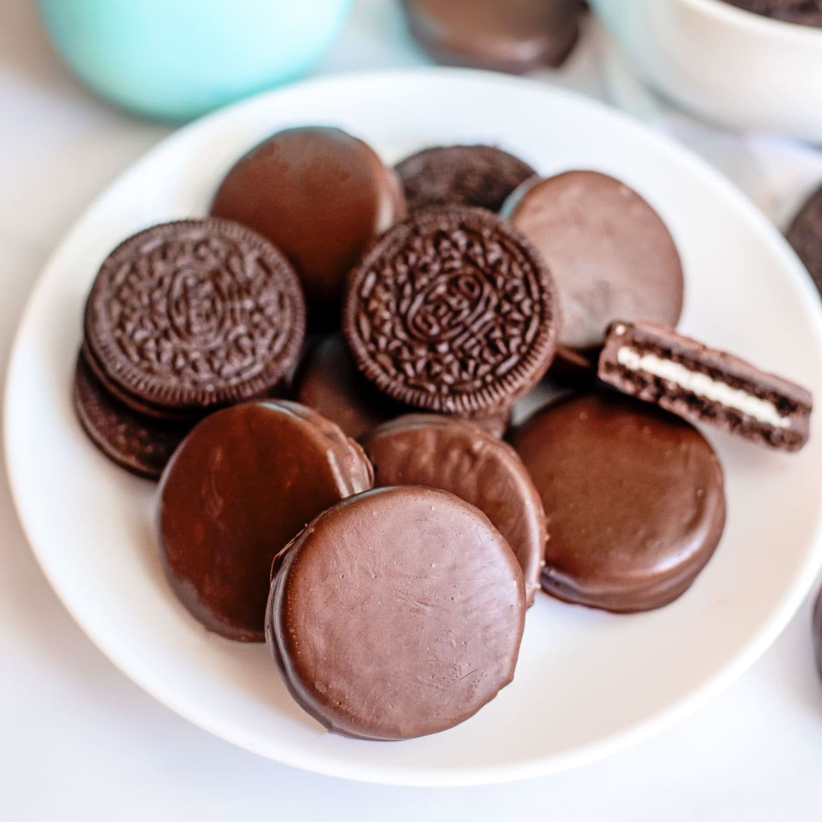 been a minute but let's make some chocolate covered oreos 🙌🏼 this or, how to make chocolate covered oreos